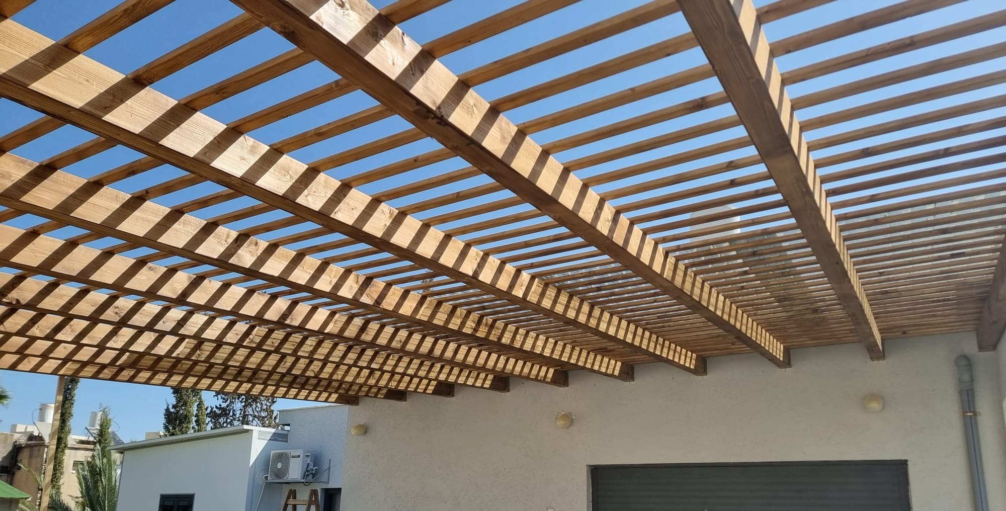 פרגולה או גג – עבודת מסגרות