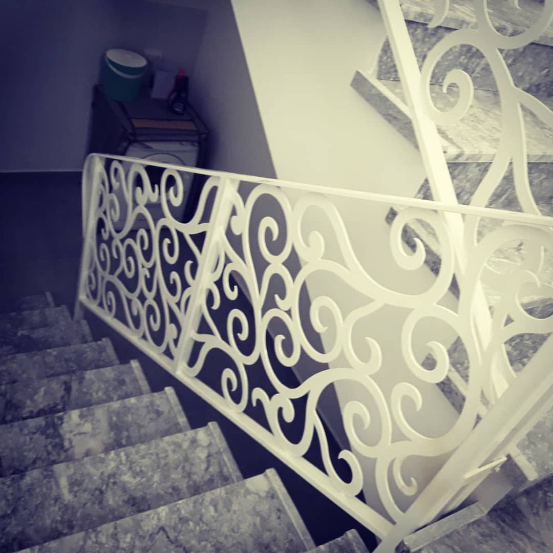 מעקה מדרגות – עבודת מסגרות