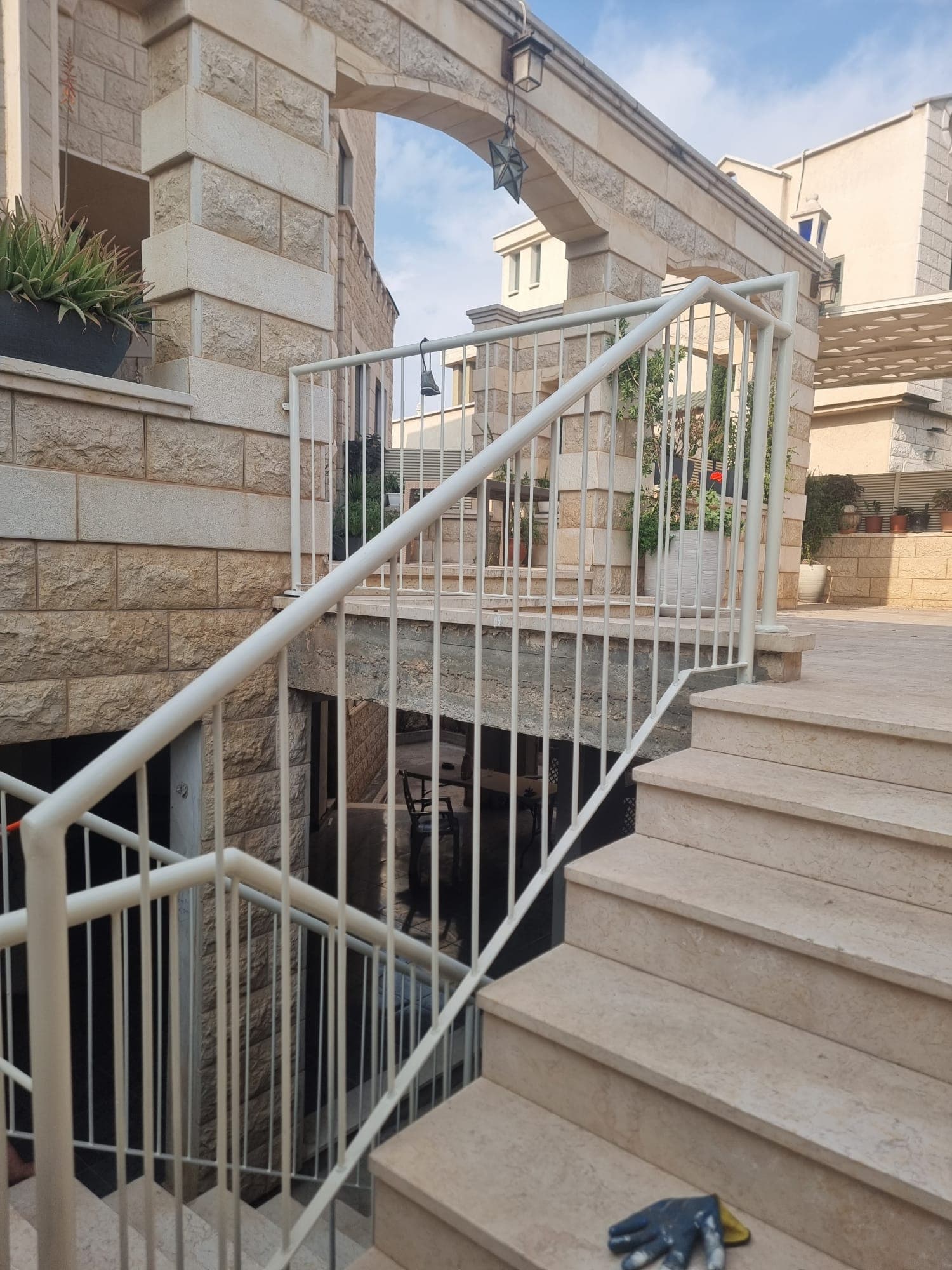 מעקה מדרגות – עבודת מסגרות