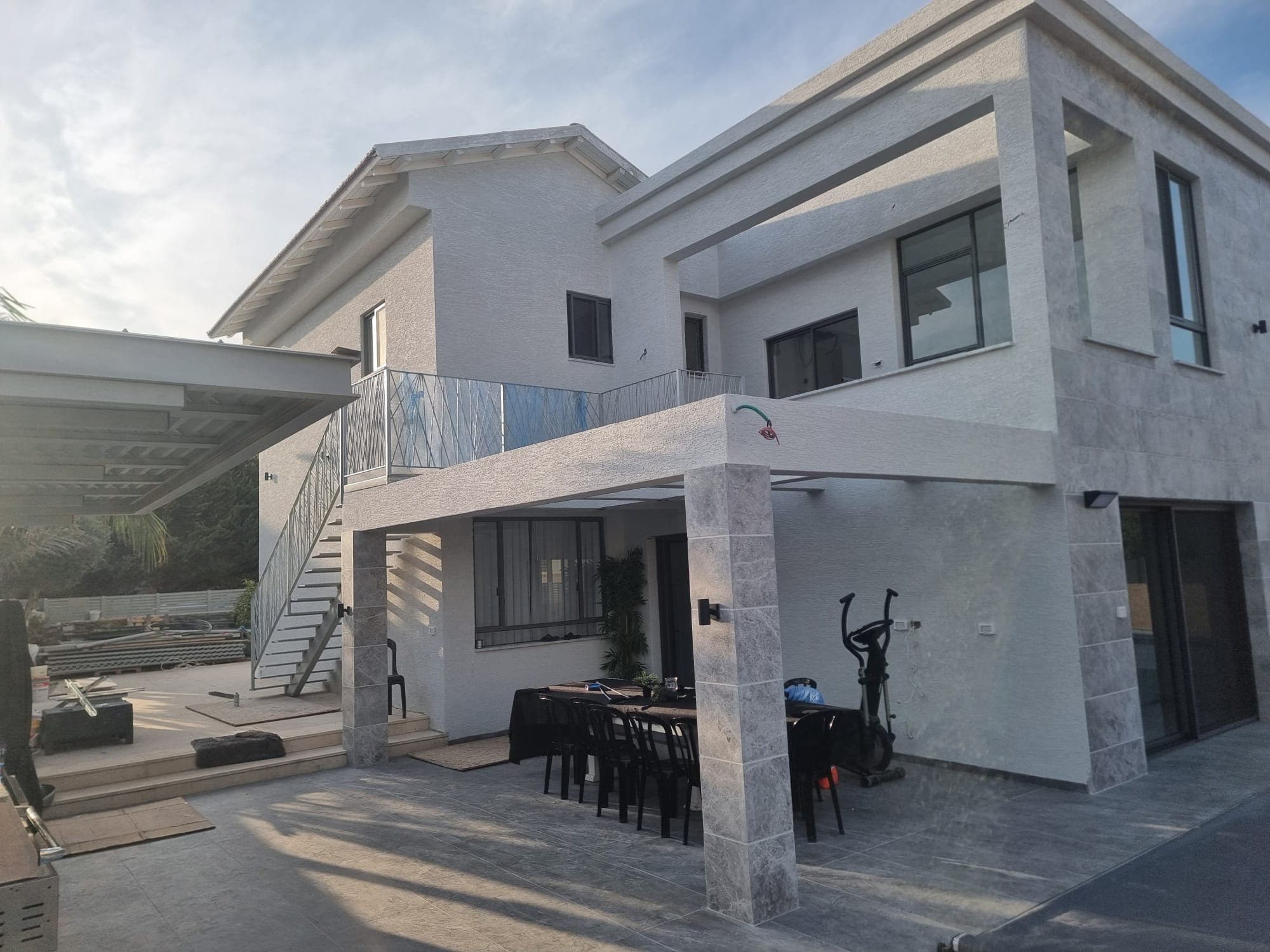 מעקה מדרגות – עבודת מסגרות