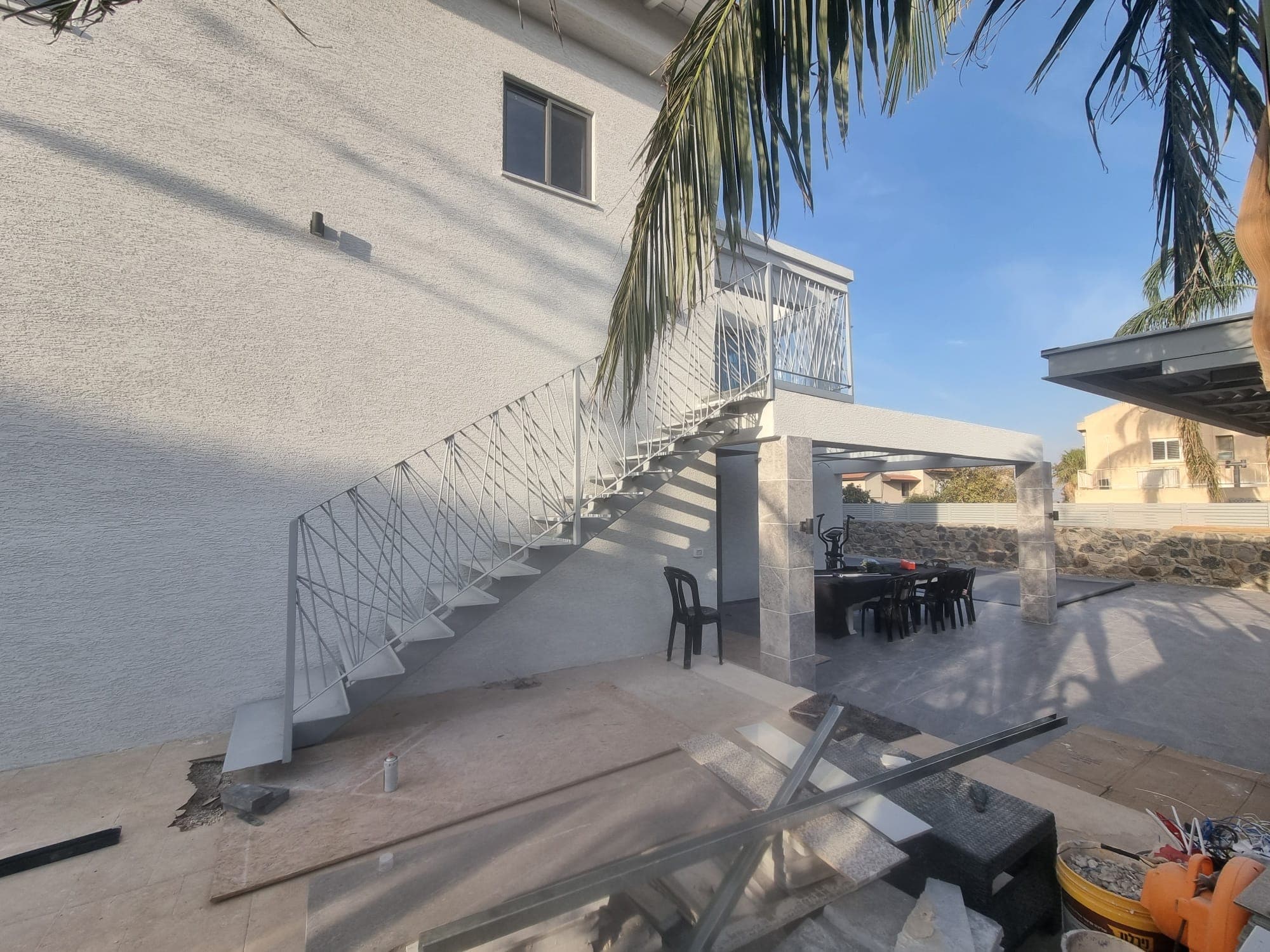 מעקה מדרגות – עבודת מסגרות