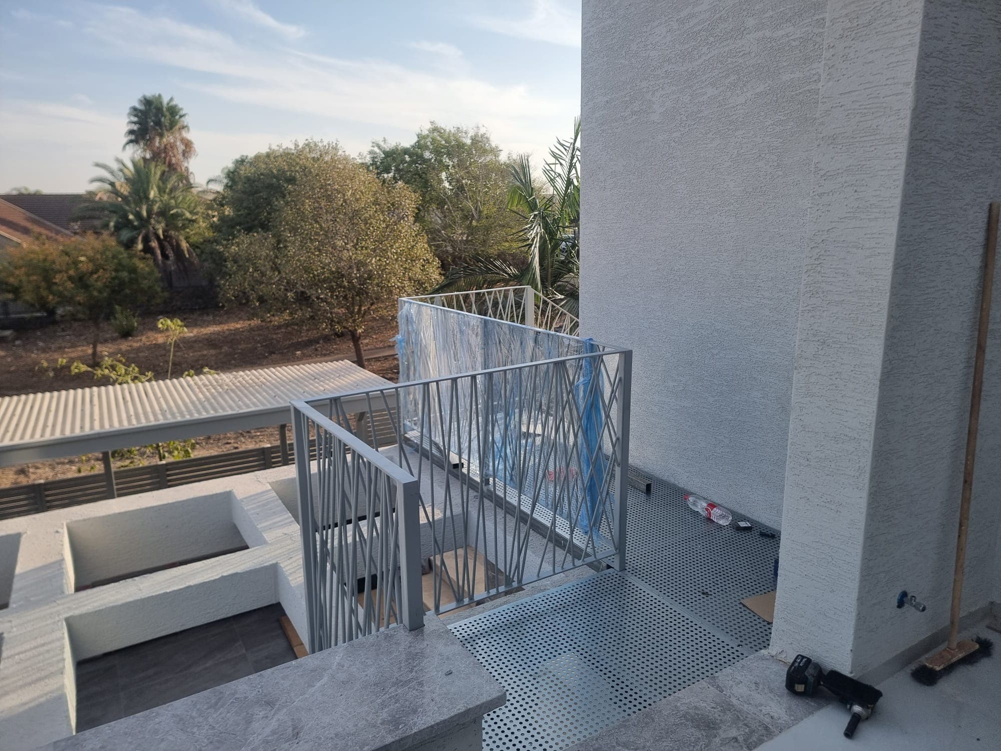 מעקה מדרגות – עבודת מסגרות