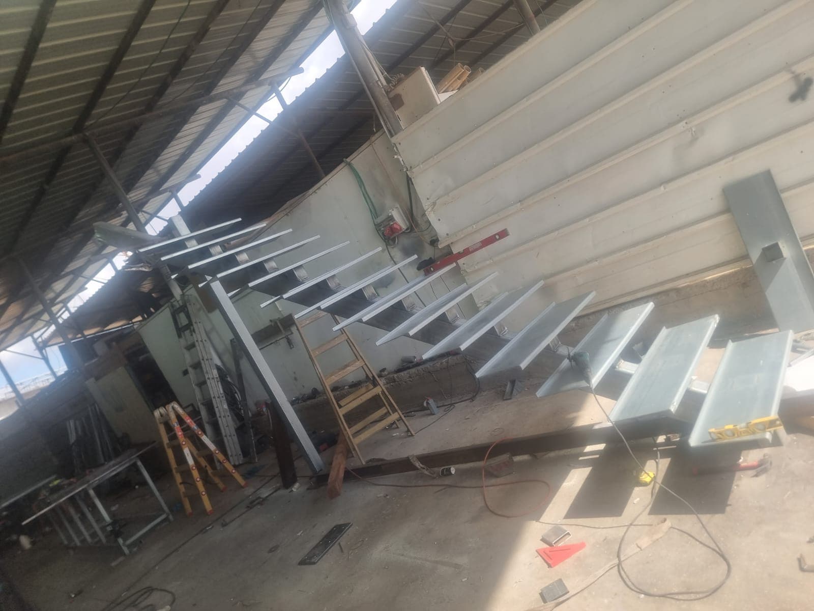 מעקה מדרגות – עבודת מסגרות