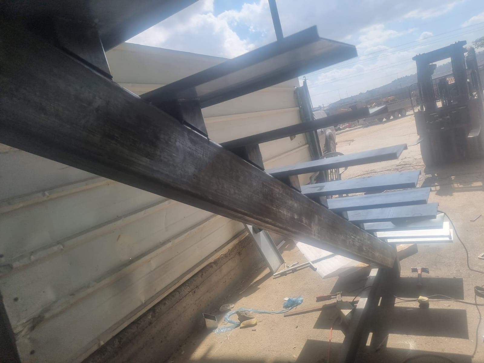 מעקה מדרגות – עבודת מסגרות