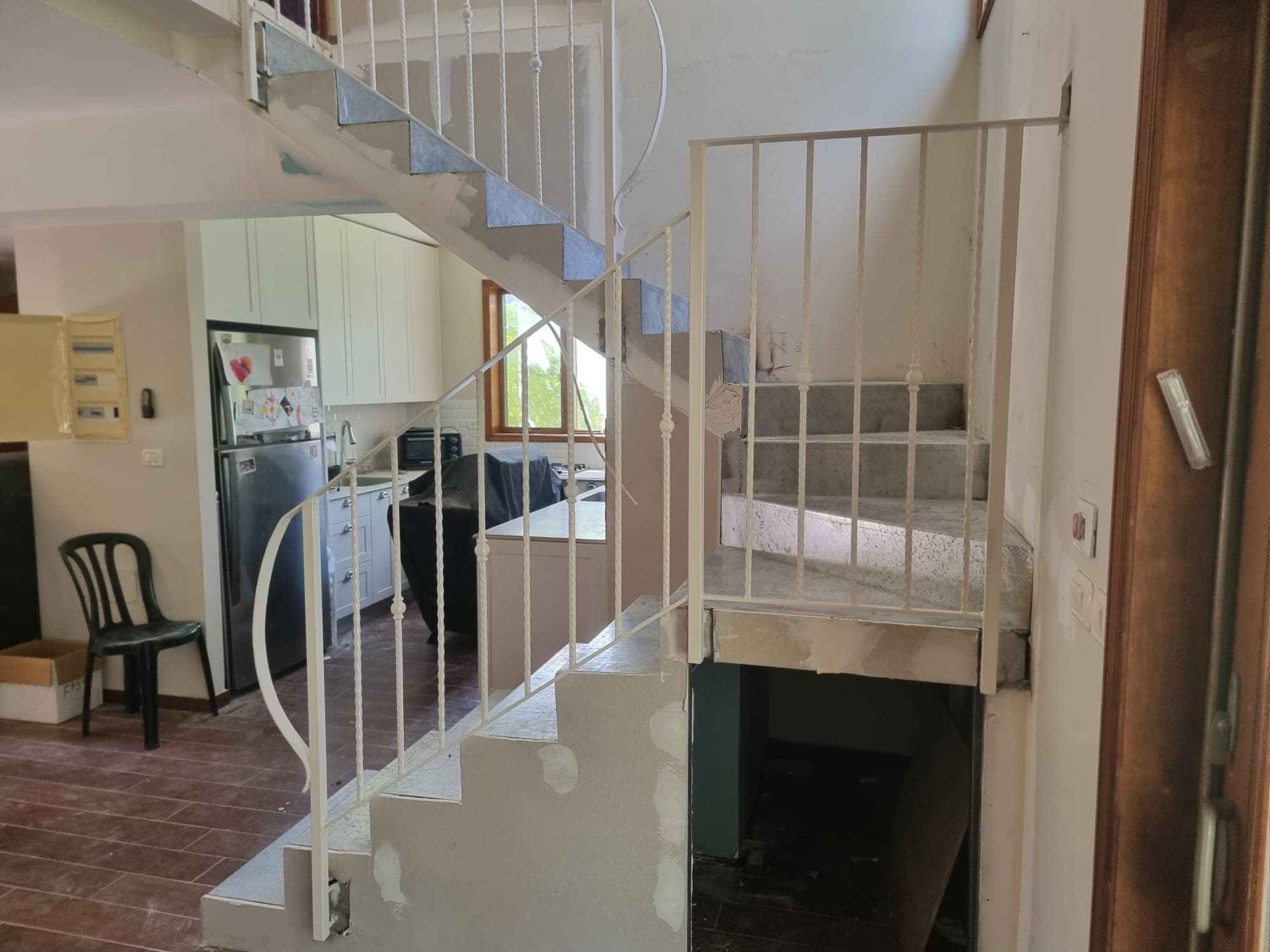 מעקה מדרגות – עבודת מסגרות