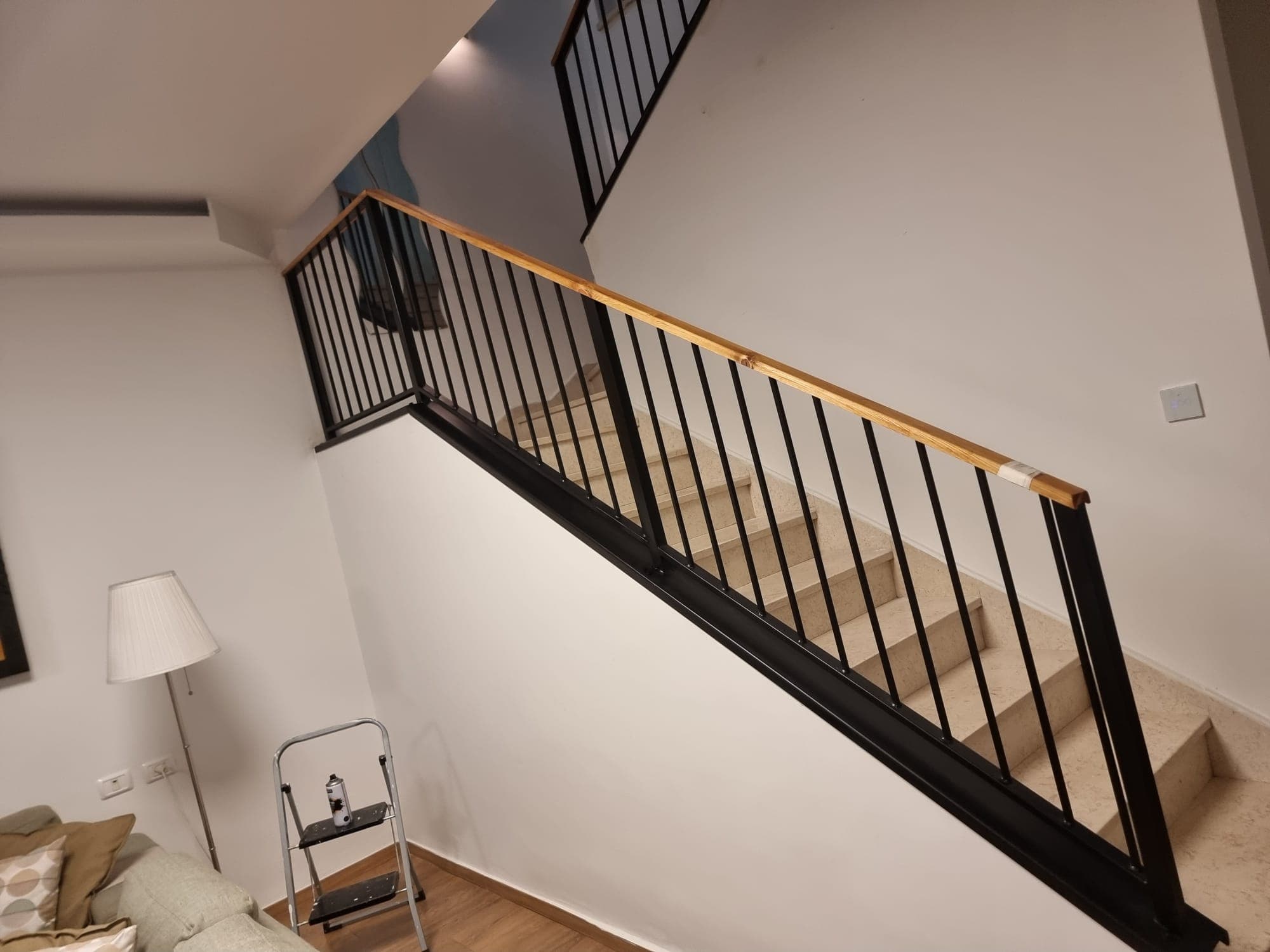 מעקה מדרגות – עבודת מסגרות