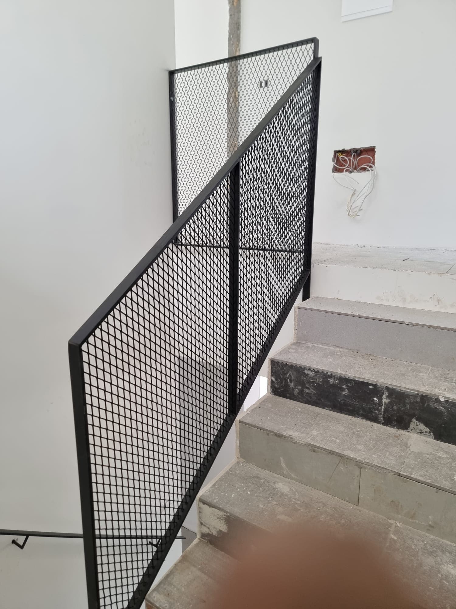 מעקה מדרגות – עבודת מסגרות