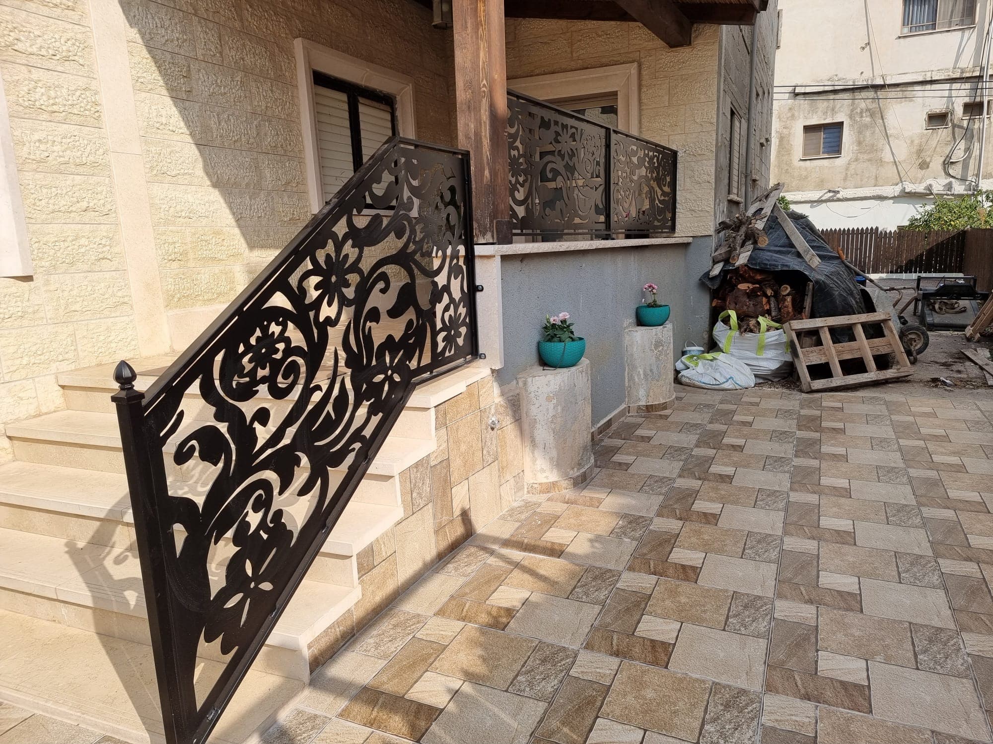 מעקה מדרגות – עבודת מסגרות