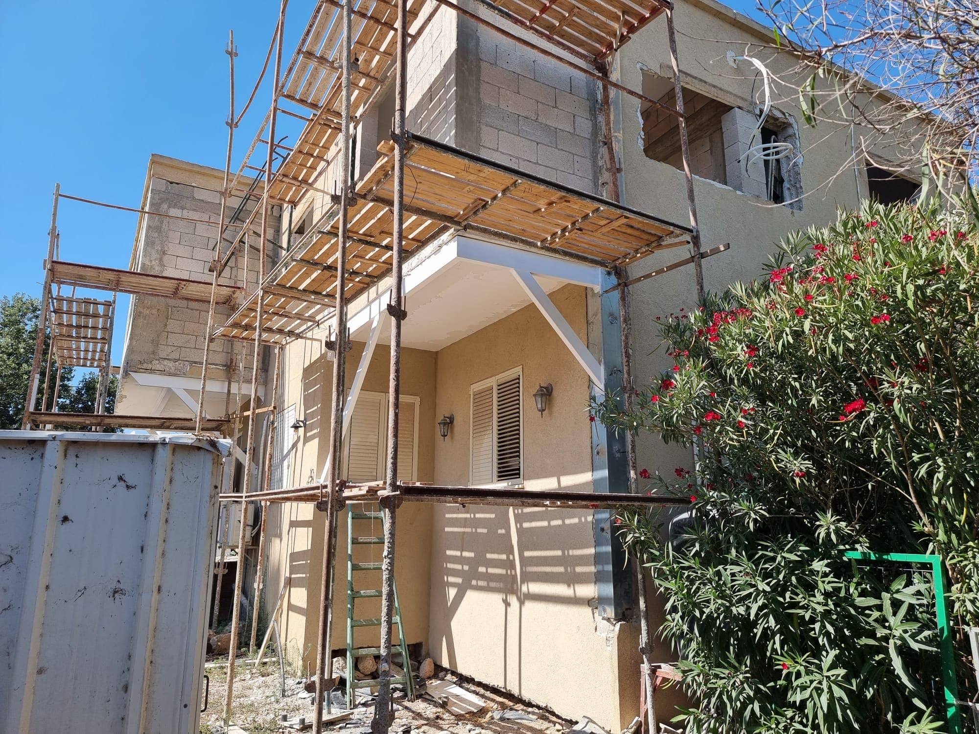 חיזוק מבנה או מרפסת – קורות ועמודים