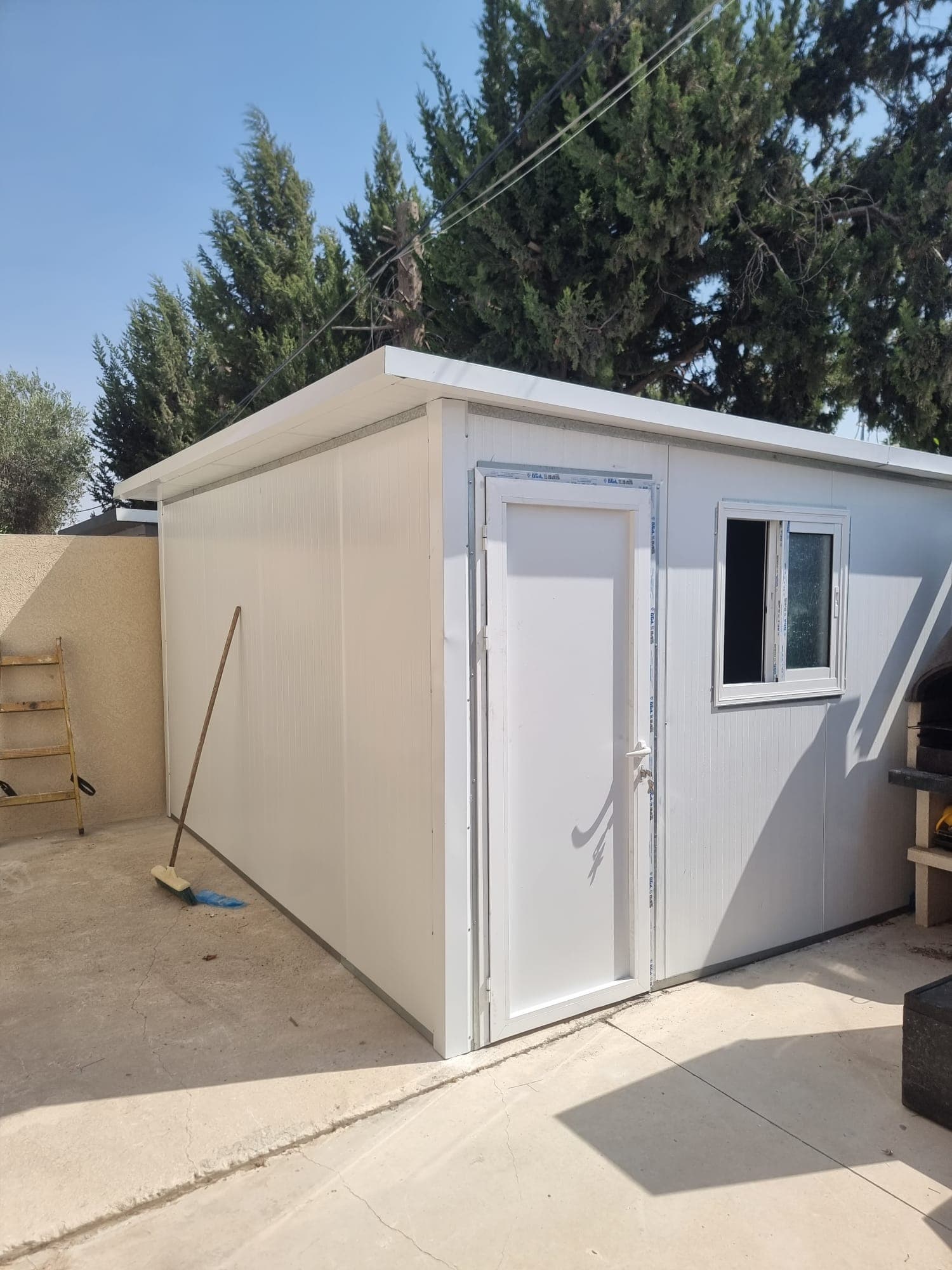 מחסן או חדר ברזל – מבנה קל