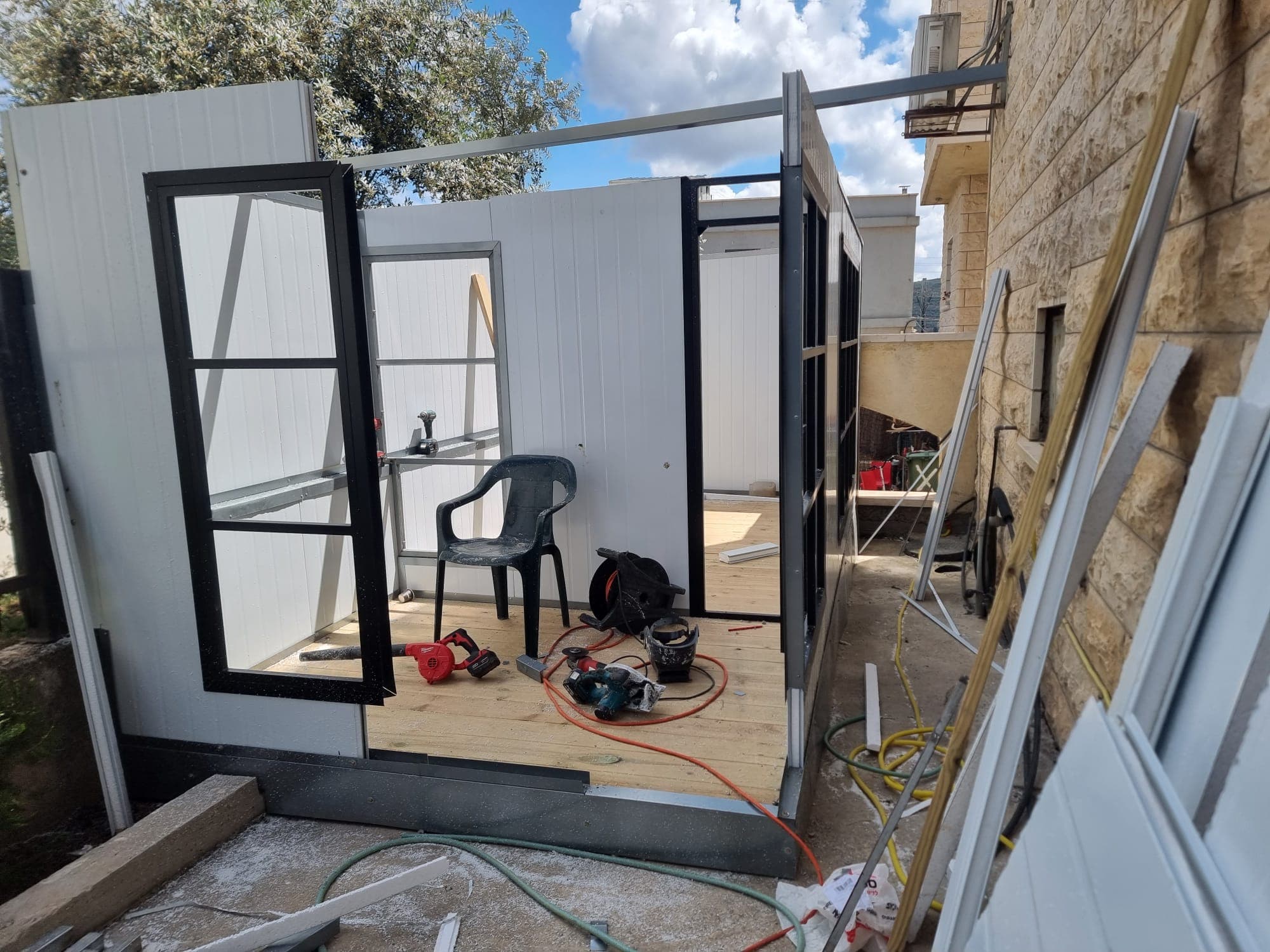 מחסן או חדר ברזל – מבנה קל